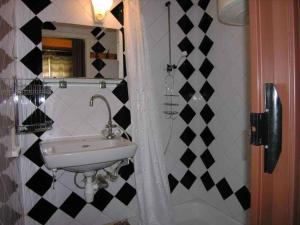 バラトンレッレにあるHoliday home Balatonlelle/Balaton 19071のバスルーム(洗面台、鏡付)