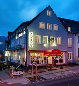 ein großes Gebäude in der Nacht auf einer Straße in der Unterkunft Hotel Dolce Vita in Bernkastel-Kues