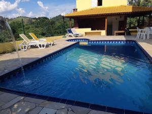 A piscina localizada em CHÁCARA NATUREZA VIVA GUARAREMA ou nos arredores