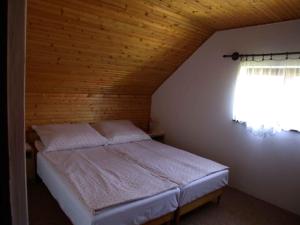 Posteľ alebo postele v izbe v ubytovaní Holiday home in Balatonmariafürdo 19576