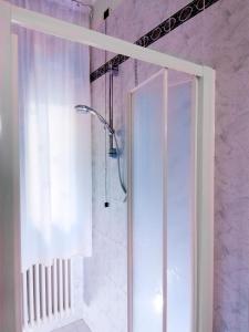 eine Dusche mit Glastür im Badezimmer in der Unterkunft Sweet Home Appartamenti in Bellaria-Igea Marina