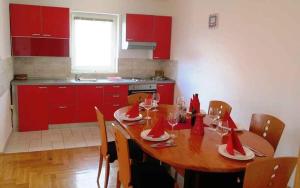Kuchyň nebo kuchyňský kout v ubytování Apartment Malinska, Primorje-Gorski Kotar 19