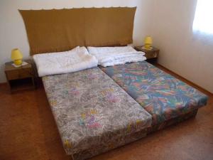een bed in een slaapkamer met twee lampen op twee tafels bij Apartment Gyenesdias 3 in Gyenesdiás
