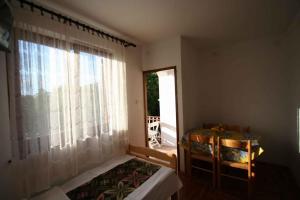 una camera con letto e finestra con balcone di One-Bedroom Apartment Silo near Sea 6 a Šilo