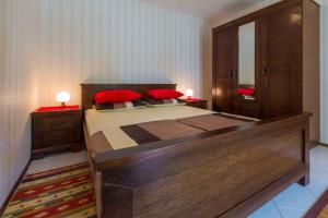 One-Bedroom Apartment Crikvenica 30 في كريكفينيسا: غرفة نوم مع سرير كبير مع وسادتين حمراء