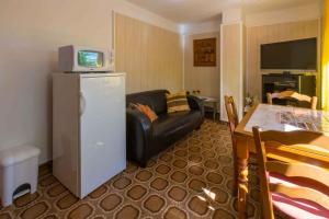 One-Bedroom Apartment Crikvenica 30 في كريكفينيسا: غرفة معيشة مع تلفزيون فوق ثلاجة