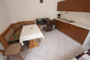 Kuchyň nebo kuchyňský kout v ubytování One-Bedroom Apartment Crikvenica 14