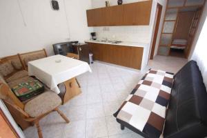 Kuchyň nebo kuchyňský kout v ubytování One-Bedroom Apartment Crikvenica 14