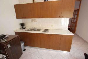 Kuchyň nebo kuchyňský kout v ubytování One-Bedroom Apartment Crikvenica 14