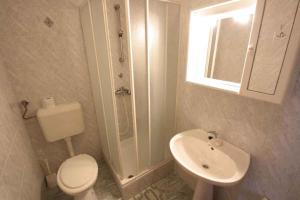 Koupelna v ubytování One-Bedroom Apartment Crikvenica 14