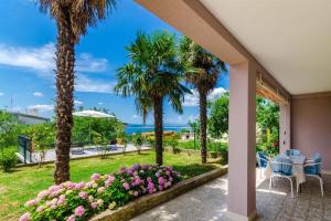 Vonkajšia záhrada v ubytovaní Apartment in Crikvenica 5267