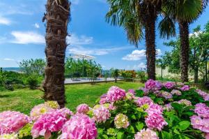 Vonkajšia záhrada v ubytovaní Apartment in Crikvenica 5267