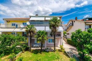Vonkajšia záhrada v ubytovaní Apartment in Crikvenica 5267
