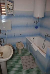uma casa de banho com um WC, uma banheira e um lavatório. em Apartment Supetarska Draga 23 em Supetarska Draga