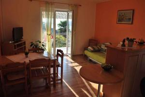 a living room with a table and a dining room at Apartment Supetarska Draga 23 in Supetarska Draga