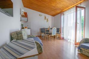 sala de estar con mesa y comedor en Apartment Valbandon, Istia 3, en Fondole