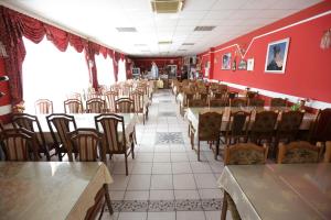 默主歌耶的住宿－Hotel Matal，一间设有桌椅和红色墙壁的餐厅