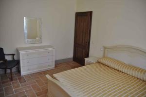 una camera con letto, cassettiera e specchio di Apartment Umbertide 2 a Niccone