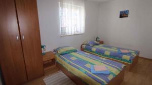Łóżko lub łóżka w pokoju w obiekcie Apartment in Malinska 19