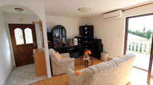 TV a/nebo společenská místnost v ubytování Apartment in Malinska 12