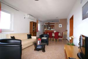 - un salon avec un canapé et une table dans l'établissement Apartment in Malinska/Insel Krk 12860, à Vantačići