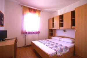 Postel nebo postele na pokoji v ubytování Apartment in Malinska/Insel Krk 12860