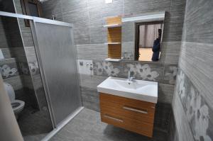 Koupelna v ubytování Dekar Apartments