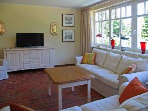ein Wohnzimmer mit einem Sofa und einem TV in der Unterkunft Holiday home in Prerow (Ostseebad) 2650 in Prerow