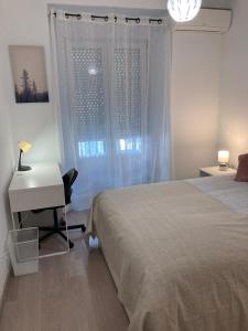A bed or beds in a room at Céntrico, Gran Vía Sol Plaza Mayor