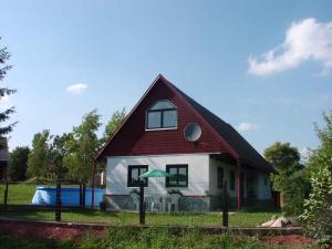 VlciceにあるHoliday home in Vlcice u Trutnova 2323の赤屋根の小屋