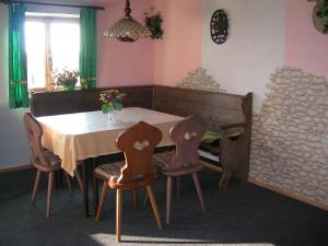 VlciceにあるHoliday home in Vlcice u Trutnova 2323のダイニングルーム(テーブル、椅子、ピアノ付)