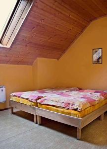 Postel nebo postele na pokoji v ubytování Holiday home in Cerna v Posumavi 1908