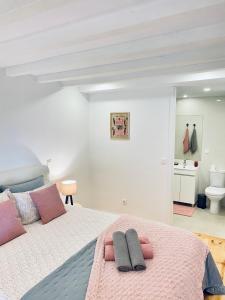 Un dormitorio con una cama grande con almohadas rosas. en Porto Wine Loft Duplex with swimming pool, en Vila Nova de Gaia