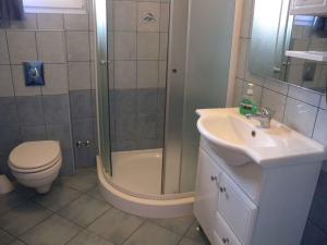 une salle de bain avec toilettes, lavabo et douche dans l'établissement Holiday Home Balatonmariafurdo, Somogy 1, à Balatonmáriafürdő 18 autres photos