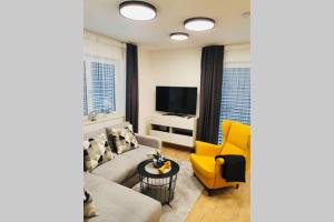 salon z kanapą i telewizorem w obiekcie LEON Apartment NEU! Gemütlichkeit an erster Stelle w Linzu
