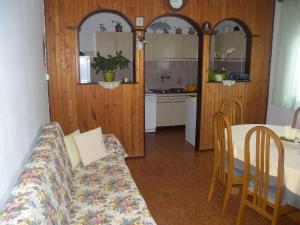 Kuchyňa alebo kuchynka v ubytovaní Apartment Kampor 5