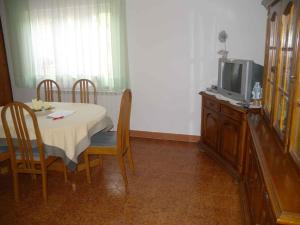 Televízia a/alebo spoločenská miestnosť v ubytovaní Apartment Kampor 5