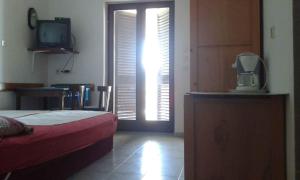 Un dormitorio con una cama y un televisor y una ventana. en Apartment Sv. Juraj 3, en Turine