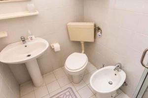 een badkamer met een toilet en een wastafel bij Apartment Privlaka 12 in Privlaka