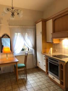 une cuisine avec une table et une chaise ainsi qu'une fenêtre dans l'établissement Haus Luise Monteure, à Delmenhorst