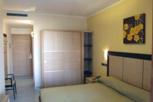 Giường trong phòng chung tại Marc Hotel