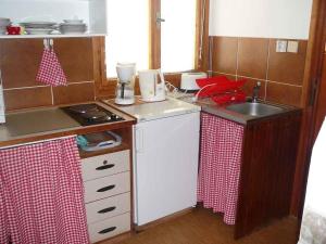 Kuchyňa alebo kuchynka v ubytovaní Holiday home in Stipoklasy 1175