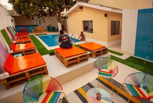 Bazén v ubytování Hostal El Bando nebo v jeho okolí