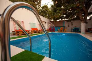 Bazén v ubytování Hostal El Bando nebo v jeho okolí