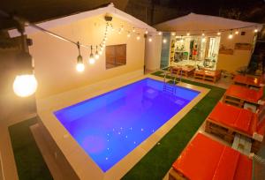 Bazén v ubytování Hostal El Bando nebo v jeho okolí