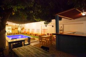 Bazén v ubytování Hostal El Bando nebo v jeho okolí
