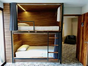 2 stapelbedden in een kamer met een houten muur bij Casa Angel Hostel in Oaxaca City +42 foto's