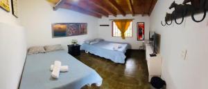 Postel nebo postele na pokoji v ubytování Casa Roja Parche Campestre - Hospedaje Guatapé