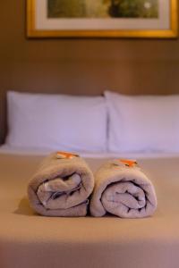 a pair of towels sitting on top of a bed at Hostel Inn in San Miguel de Allende