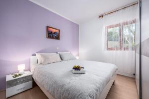 Postel nebo postele na pokoji v ubytování Apartments Drenje